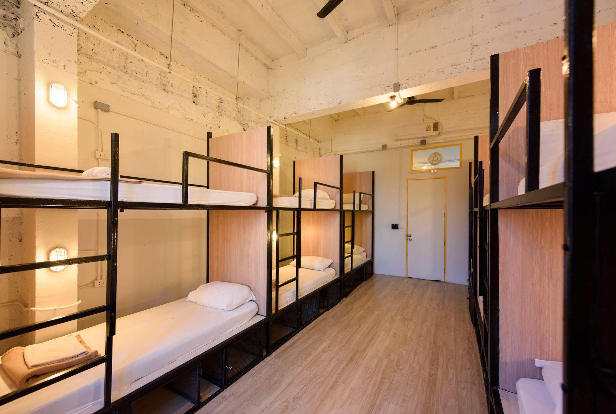 Warm White Hostel Bangkok Exterior foto