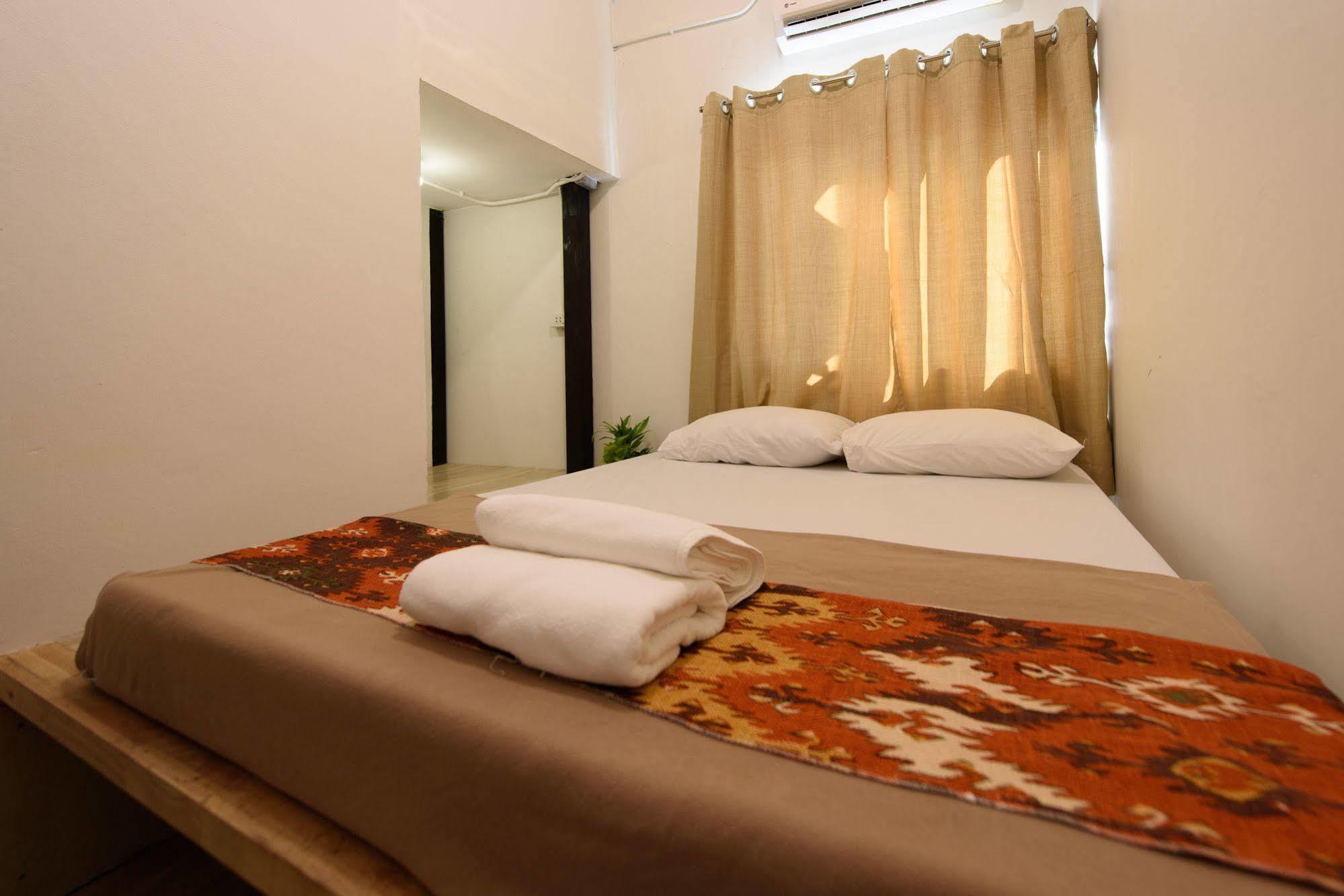 Warm White Hostel Bangkok Exterior foto