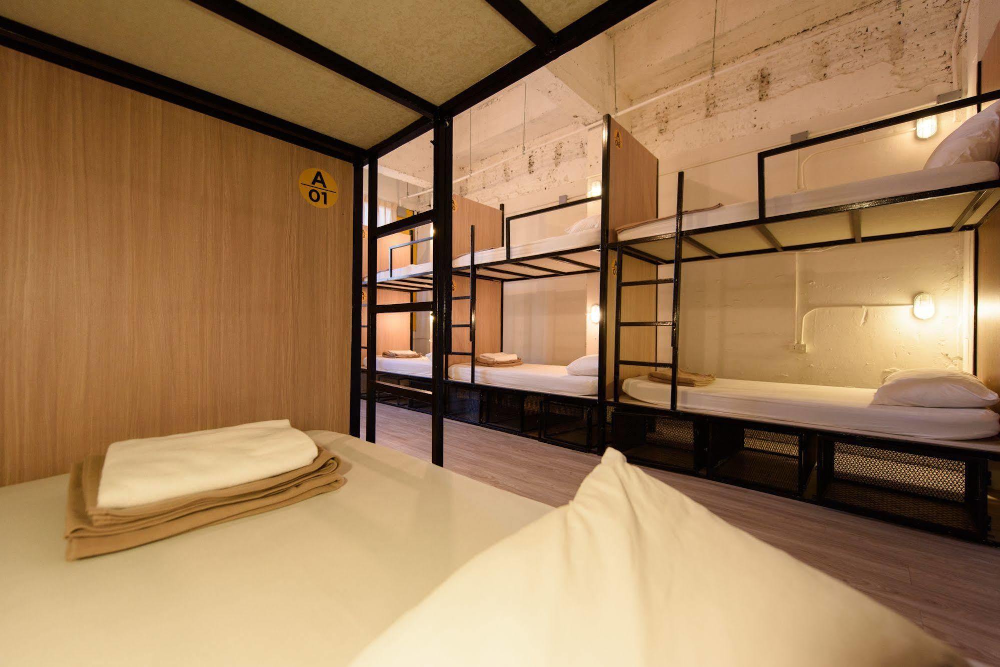Warm White Hostel Bangkok Exterior foto