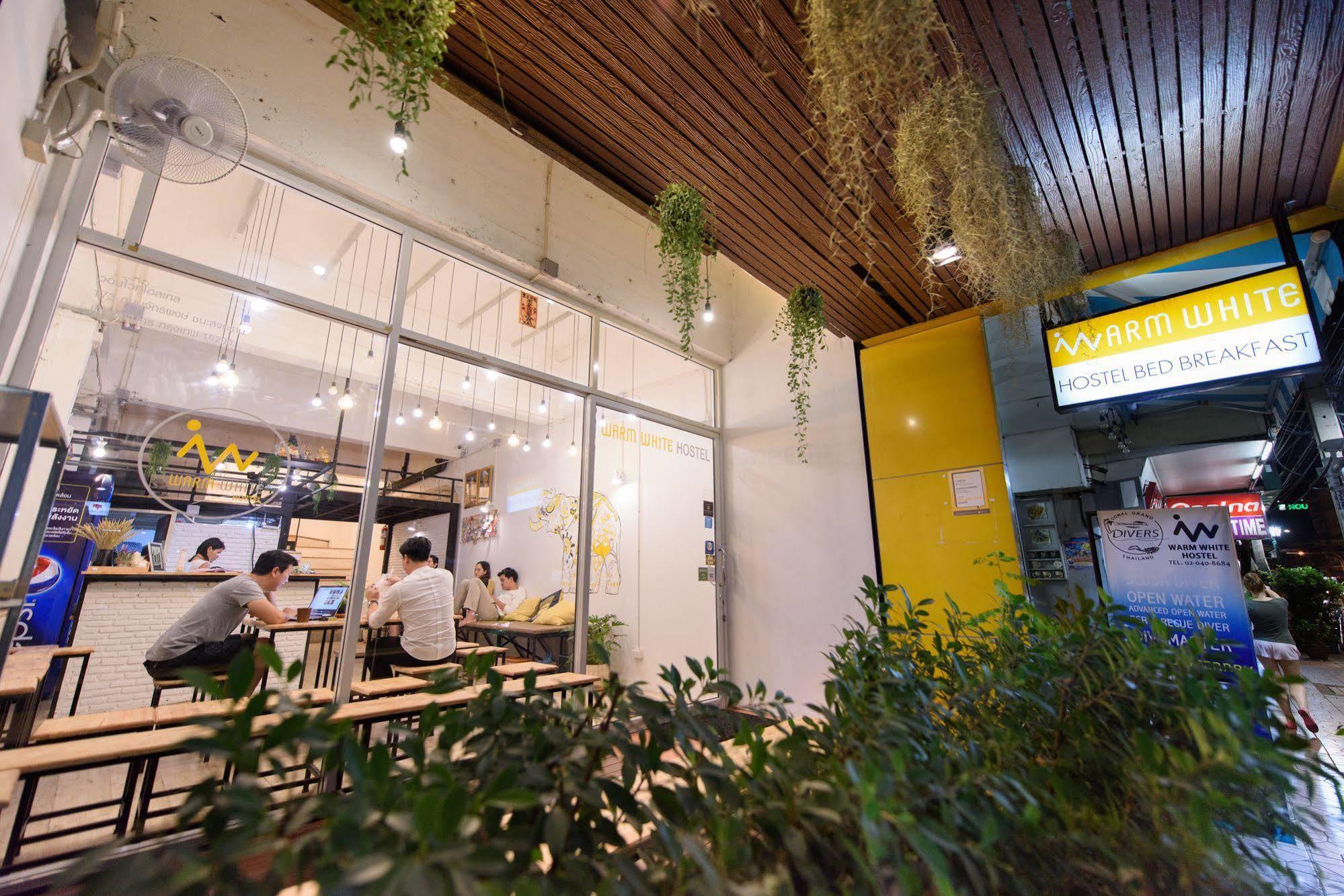 Warm White Hostel Bangkok Exterior foto